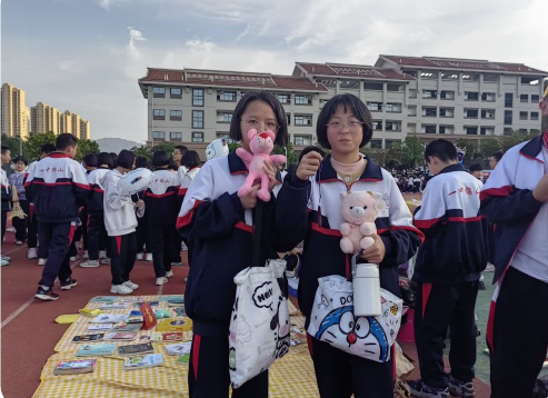 春锋送温暖爱心义同行龙岩一中锦山学校开展2024年学雷锋校园爱心义卖